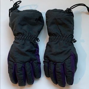 WOMEN’S SKI GLOVES. EUC